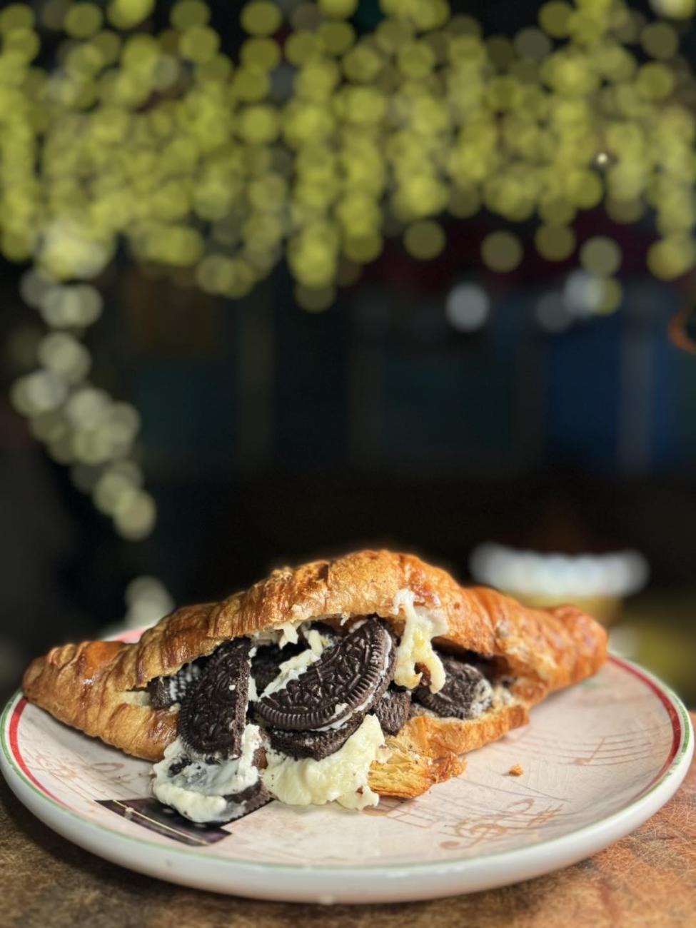 Velvet croissant