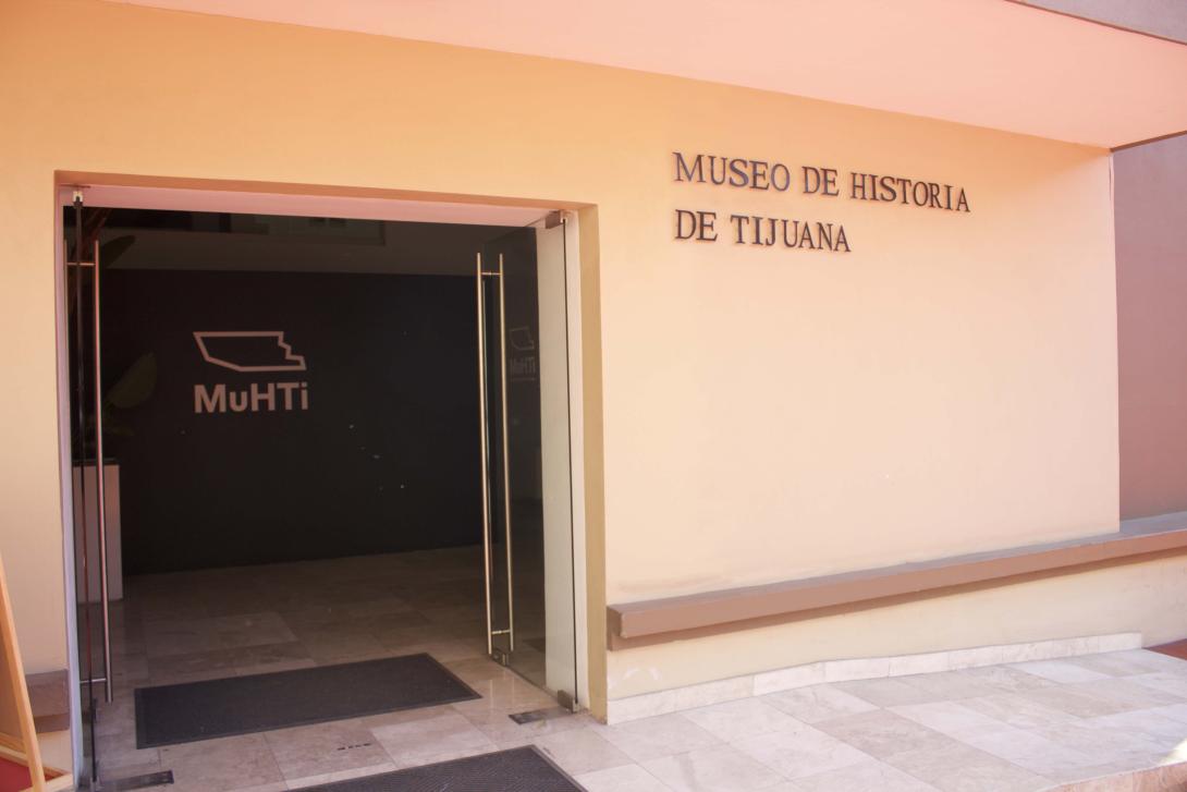 MUHTI puerta