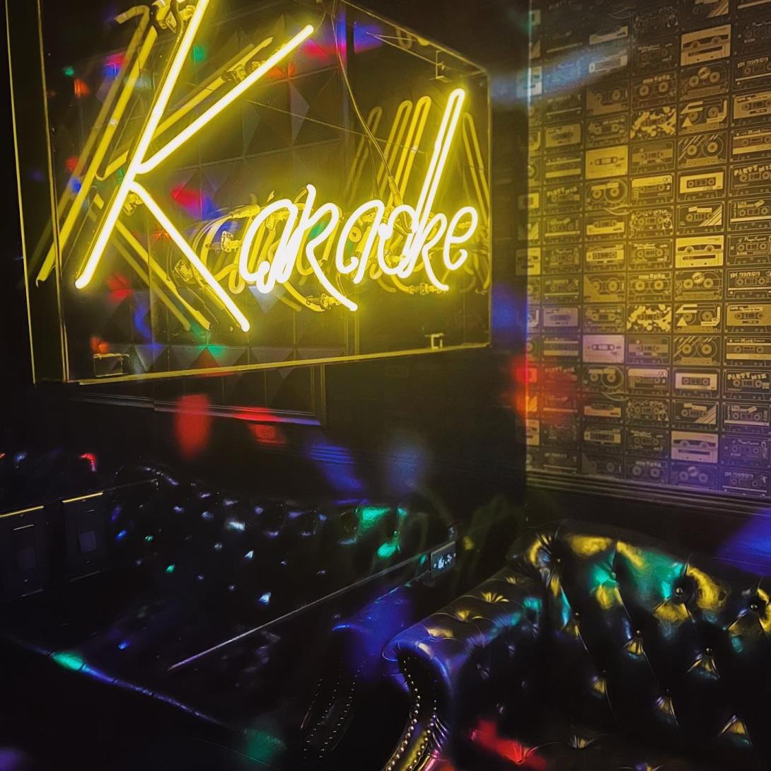 Karaoke room consola